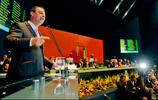 Gov. Omar, ao lado do presidente da Aleam José Neto/Foto: Alex Pazuello-mensagem-aleam-04-02-14.jpg-dois