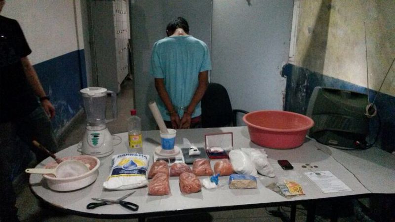 policia-adolescdnte-drogas-18-02-14 Adolescente preso no bairro Redençao fabricando drogas/Foto: SSP