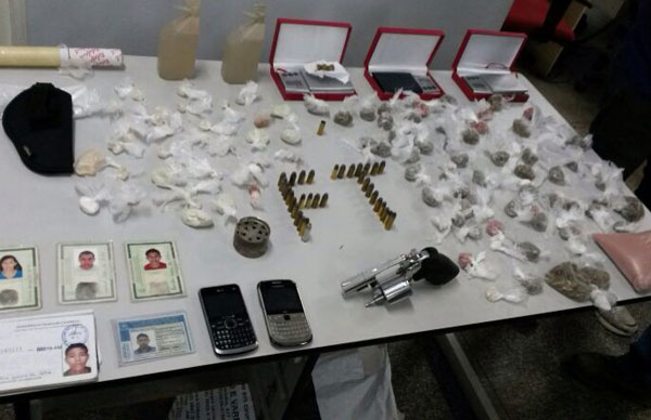 policia-feira-drogas-14-02-14 FT desarticula "feira e drogas"/Foto: SSP