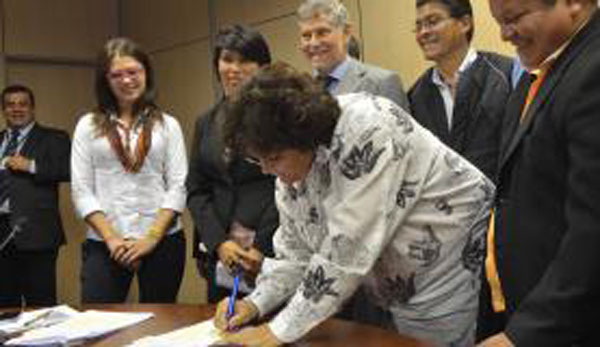 Ministra Isabella Teixeira, assina liberação de recursos/Foto: Elza Fiuza