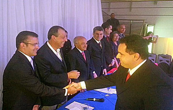 aleam-josue-delegados-22-03 Deputado Josué Neto(PSD), cumprimenta novo delegado/Foto: Alex Pazuello
