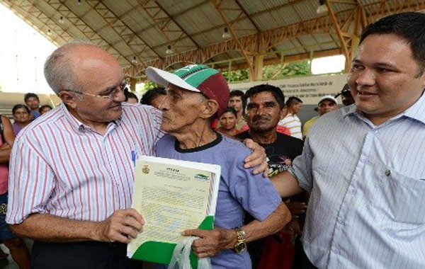 melo-entrega-titulo-22-03-1 Vice-governador entrega título de terra/Foto: Chico Batata