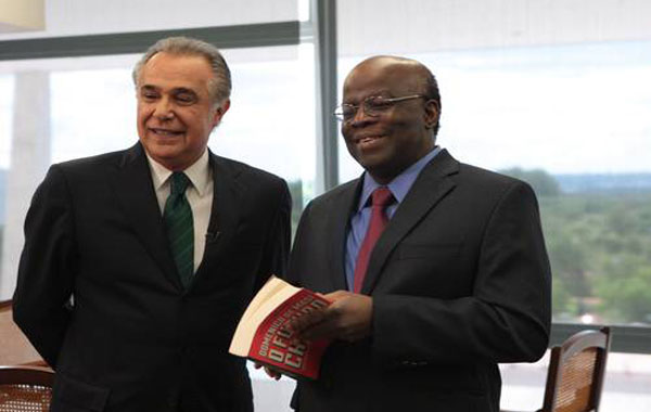 politica-barbosa-davila-23- Joaquim Barbosa(D) com Roberto D'Avila na Globo News