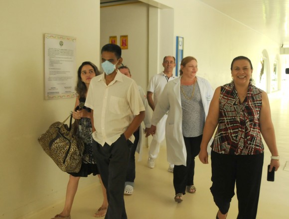 alta_paciente_primeiro_transplante_de_figado_foto_luciano_pontes-8-580x441