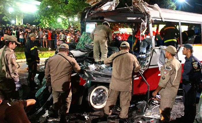 Acidente envolvendo micro-ônibus em Manaus