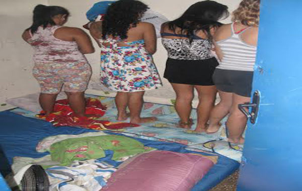 Mulheres amontadas na cela na delegacia de Rio Preto da Eva