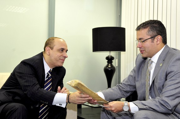 Josué Neto recebe convite para inauguração de Templo
