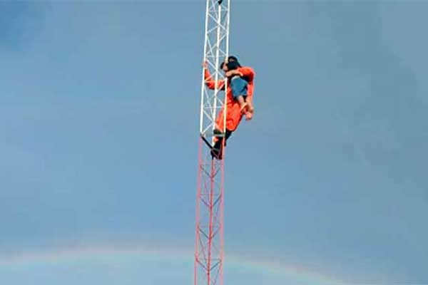 Bombeiro salva criança em torre