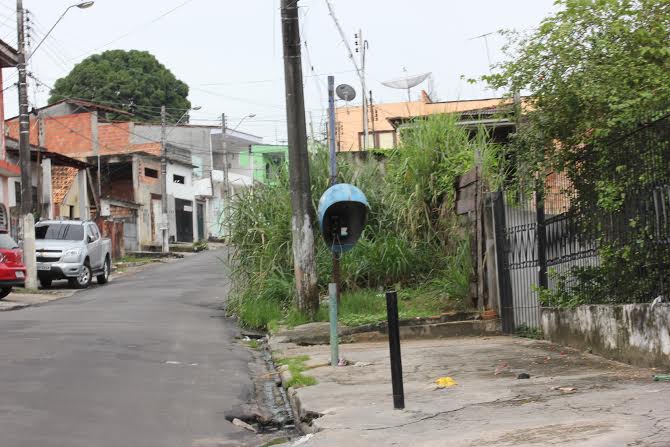 Matagal invade rua na Avenida Airão