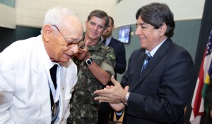 CMM condecora Nissim Pazuello