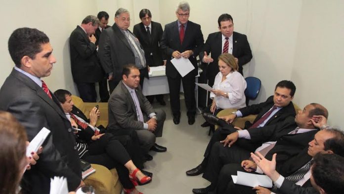 CMM aprova reajuste dos servidores da educação