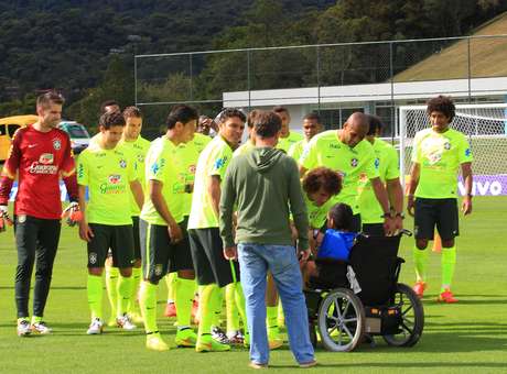 Garoto especial conhece jogadores do Brasil