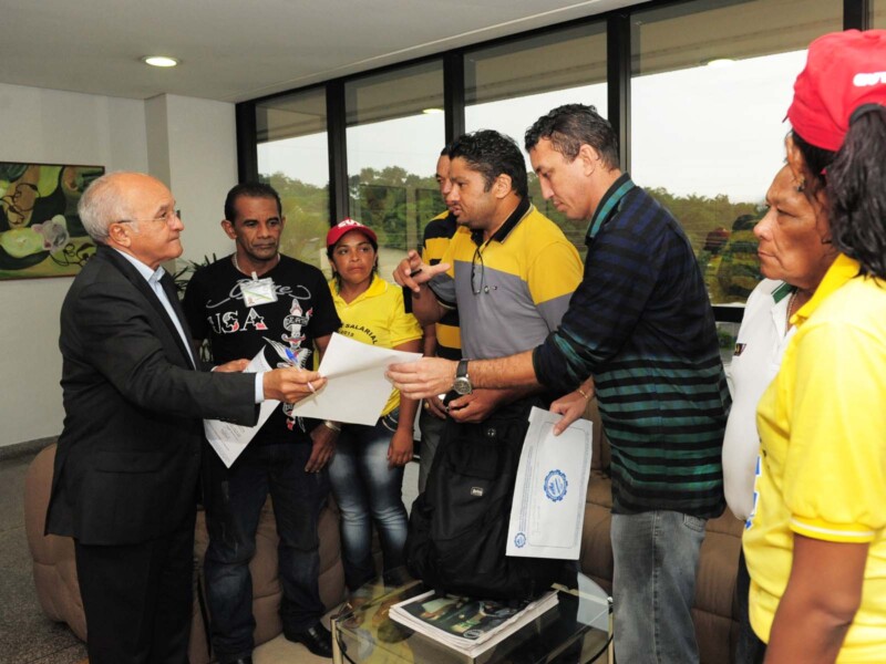 Trabalhadores recebdiso pelo governador José Melo