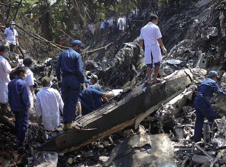 Avião cai com ministro a bordo no Laos