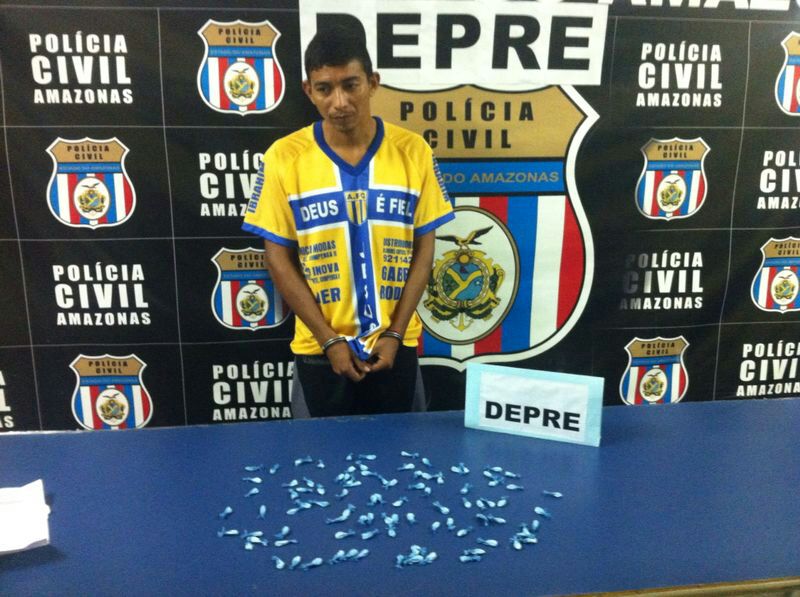 DEPRE prende traficante com trouxinhas