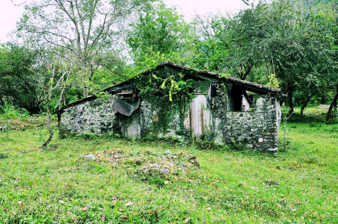 Casa-Abandonada-Rio-Filobobos-Tlapacoyan-Veracruz-Mexico-----www.bancodeimagenesgratis.com-----