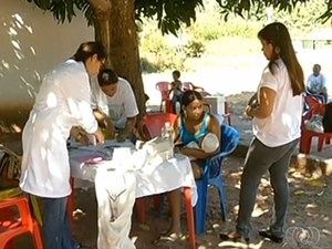 Pacientes atendidos sob árvores, no TO