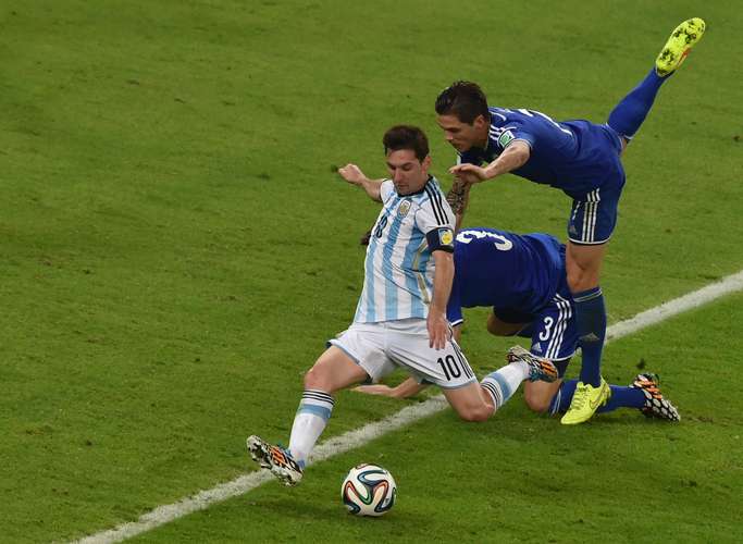 Golaço de Messi cala Maracanã