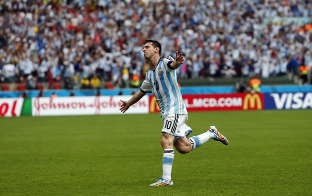 Messi marca dois e leva a Argentina às oitavas