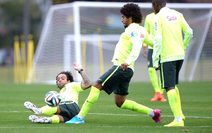 Felipão faz suspense em treino do Brasil