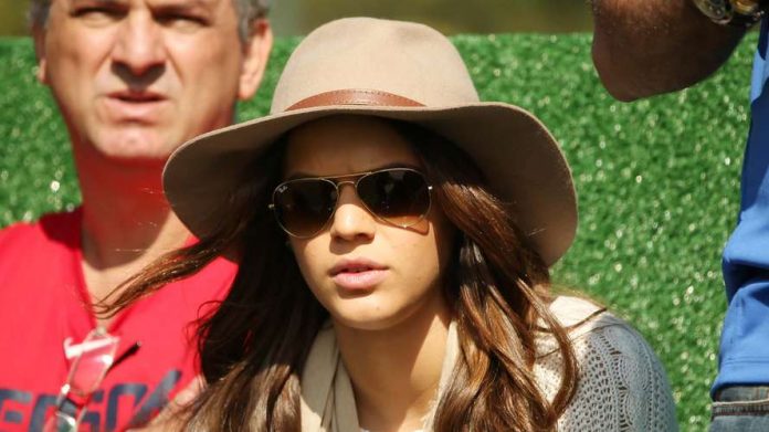 Marquezine vai treino da seleção com o pai