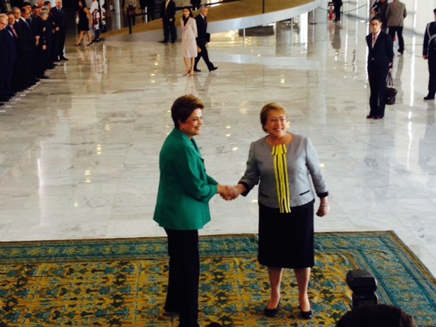 Antes de viajar para abertura da Copa, Dilma recebe colega chilena
