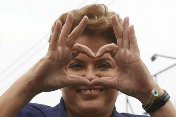 Dilma comeora vitória sobre Camarões