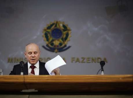 Mantega anuncia aumento do IPI de carro na segunda
