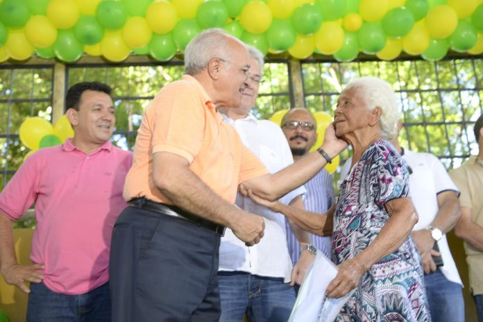 Famílias recebem títulos de terras, em Manaus