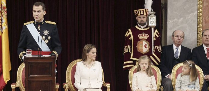 mundo-felipe-vi-discursa-esposa-filhas-19-06-14-afp