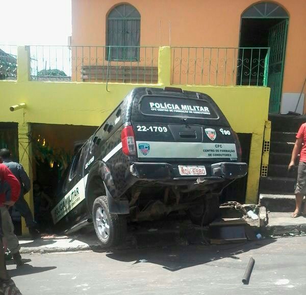 Carro da PMAm invade residência, no Alvorada