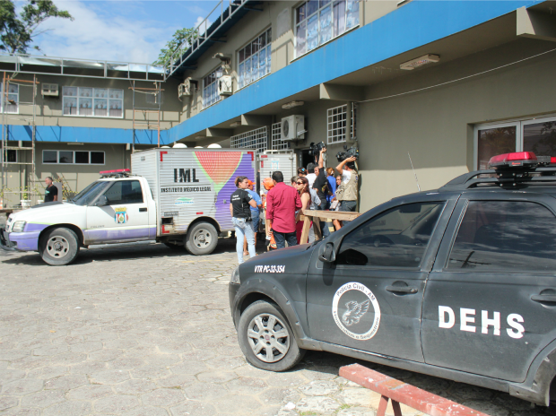 Preso é morto após atirar contra investigador