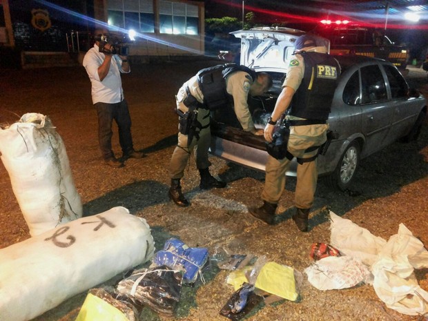 PRF apreende carro com mercadorias, em Roraima