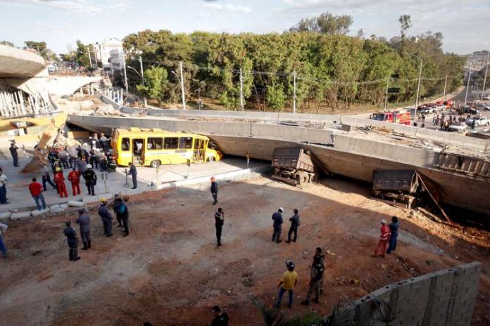 Viaduto cai sobre veículos, em BH