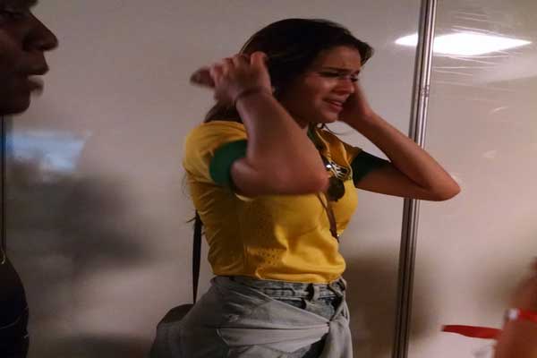 Bruna Marquezine chora ao receber notícia de fratura