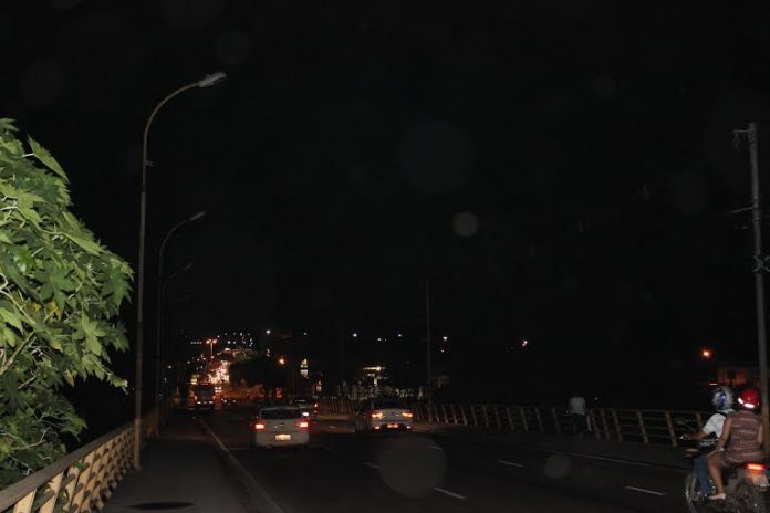 Ponte sem iluminação causa transtornos aos transeuntes