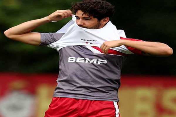 Sonho de Pato acaba e ele volta à Europa