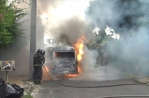 Kombi pega fogo com carregamento de flores