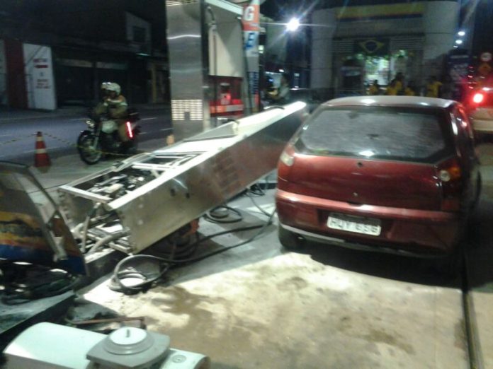 Carro derrruba bomba em Posto de Gasolina