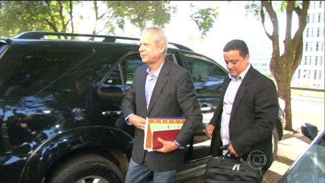 José Dirceu deixa a cadeia para trabalhar