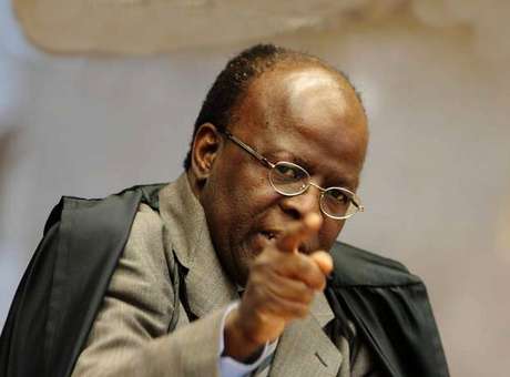 Dilma decreta aposentadoria de Joaquim Barbosa