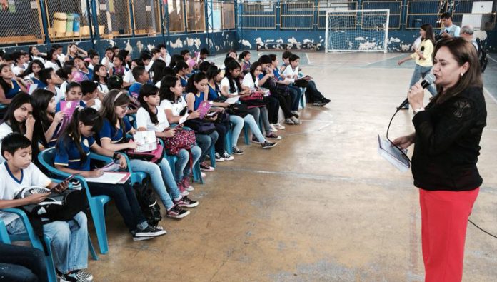 Procuradora da Mulher dá aula a alunos de escolas muncipais sobre Lei Maria da Penha