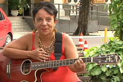 Lucinha Cabral canta sucessos dos anos 80, no Botequim