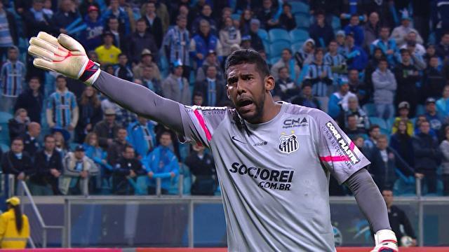 Goleiro Araha do Santos é vítima de racismo, em Porto Alegre
