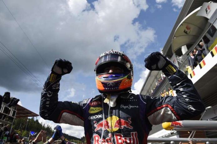 Rosberg fura pneu de Hamilton e Ricciardo vence GP Bélgica