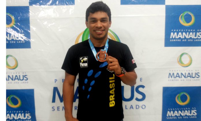 Recordista amazonense é madalha de bronze no Master de Natação, no Canadá