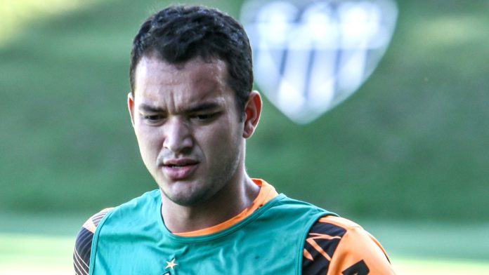 Zagueiro Réver é operado e fica fora de jogo