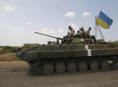 Ucr6ania diz que Rússia reniu soldados na fronteira