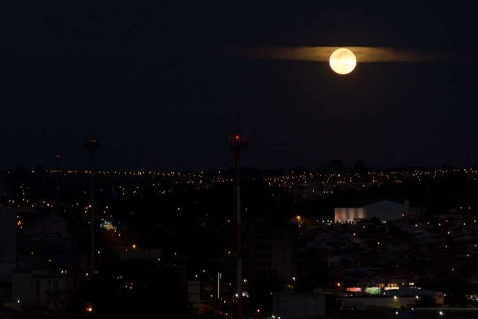 Fenômeno da Superlua é visto no Brasil