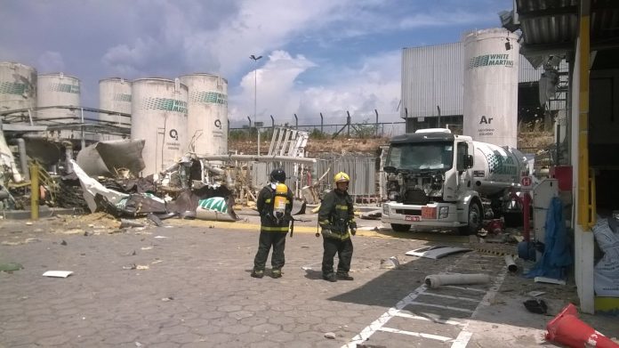 Caminhão com gás explode e deixa cinco feridos